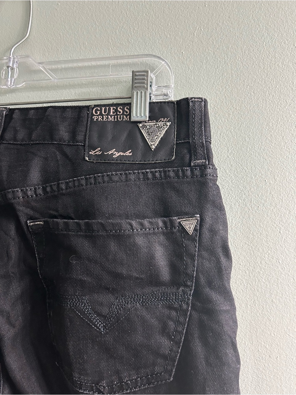 Guess men’s Lincoln slim straight legs coated 
Jeans 32X29